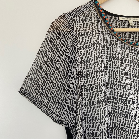 DANIEL RAINN BLACK/WHITE PRINTED SHORT SLEEVED TOP/BLOUSE W/ BRAIDED NECKLINE, S - Picture 5 of 12